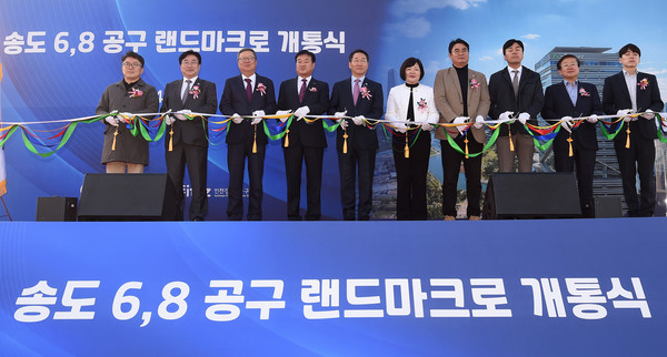 유정복 시장이 19일 연수구 송도동에서 열린 '송도 6,8공구 랜드마크로 개통식'에서 윤원석 청장 등 참석 내빈들과 테이프커팅을 하고 있다. (사진제공=인천시)