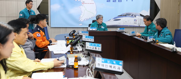 광명시가 19일 오후 시청 재난상황실에서 ‘2024~2025년 겨울철 자연 재난 대책 회의’를 열었다. (사진제공=광명시)