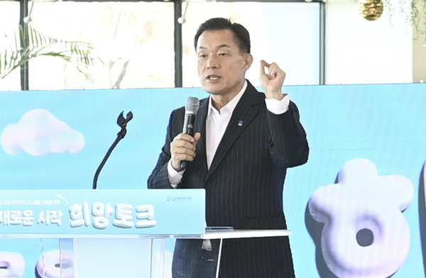 이재준 시장이 '수원 군 공항 주변 고도제한 완화 주민설명회'에서 환영사를 하고 있다. (사진=수원시)