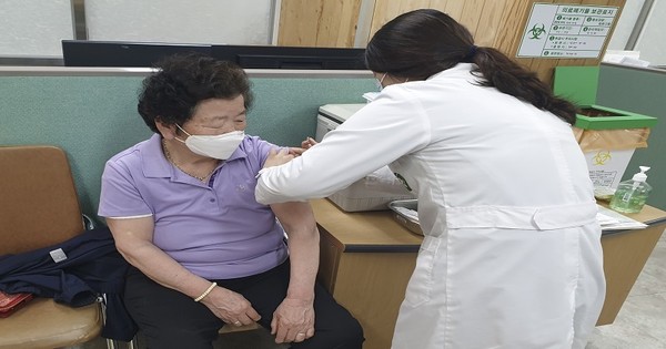 파주시는 최근들어 날씨가 급격히 추워지면서 65세 이상 어르신들의 호흡기 질환등 독감과 ‘코로나19’ 예방을 위해 무료 예방접종을 실시 중이다. (사진=중앙신문DB)