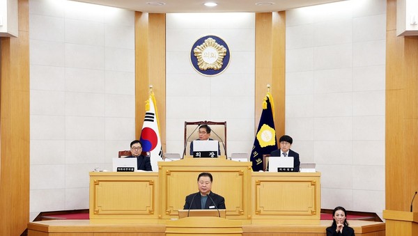 김경일 파주시장은 20일 오전 ‘제251회 파주시의회 제2차 정례회’에 참석, ‘2025년 시정연설’을 통해 내년도 시정운영 방향을 밝히고, 새해 예산안과 각종 사업들에 대한 초당적인 협력을 요청했다. (사진제공=파주시)