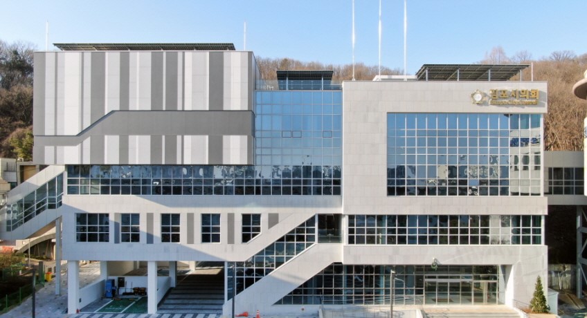 김포시의회 국민의힘과 더불어민주당이 한 달 넘게 이어지고 있는 하반기 원구성 파행의 책임을 서로에 떠넘기면서 여야 갈등의 골만 깊어지고 있다. 사진은 김포시의회 전경. (사진제공=중앙신문DB)