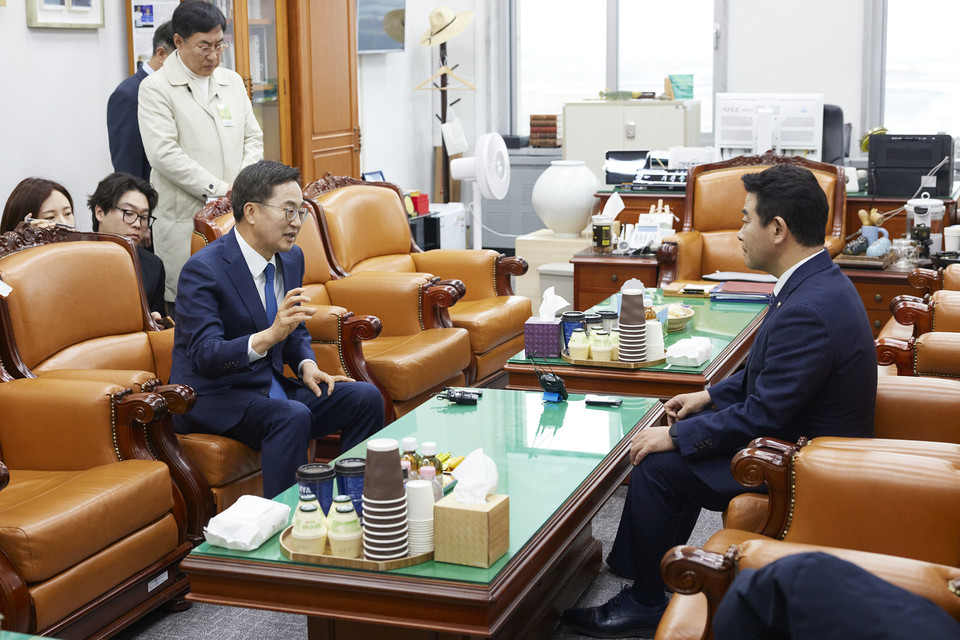 김동연 경기도지사가 20일 국회에서 박정 국회 예산결산특별위원장을 만나 주요 국비 사업 지원을 요청했다. (사진제공=경기도)
