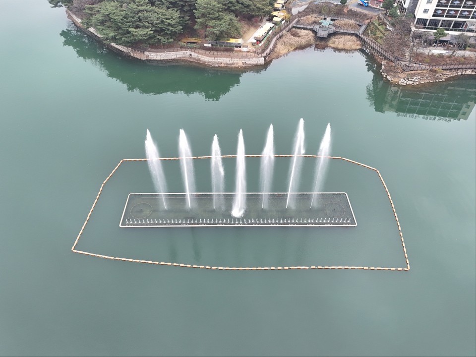 21일 목요일 수도권(경기·인천) 지역은 대체로 흐리고. 오후부터 차차 맑아지겠다. 곳에 따라 비 내리는 지역도 있겠다. 지역별 예상 강수량은 인천·경기남부 5㎜내외, 서울·경기북부 1㎜미만이겠다. 경기내륙을 중심으로 얼음과 서리에 유의해야한다. 사진은 전날 오후, 포천 고모저수지 분수. (사진=김광섭 기자)