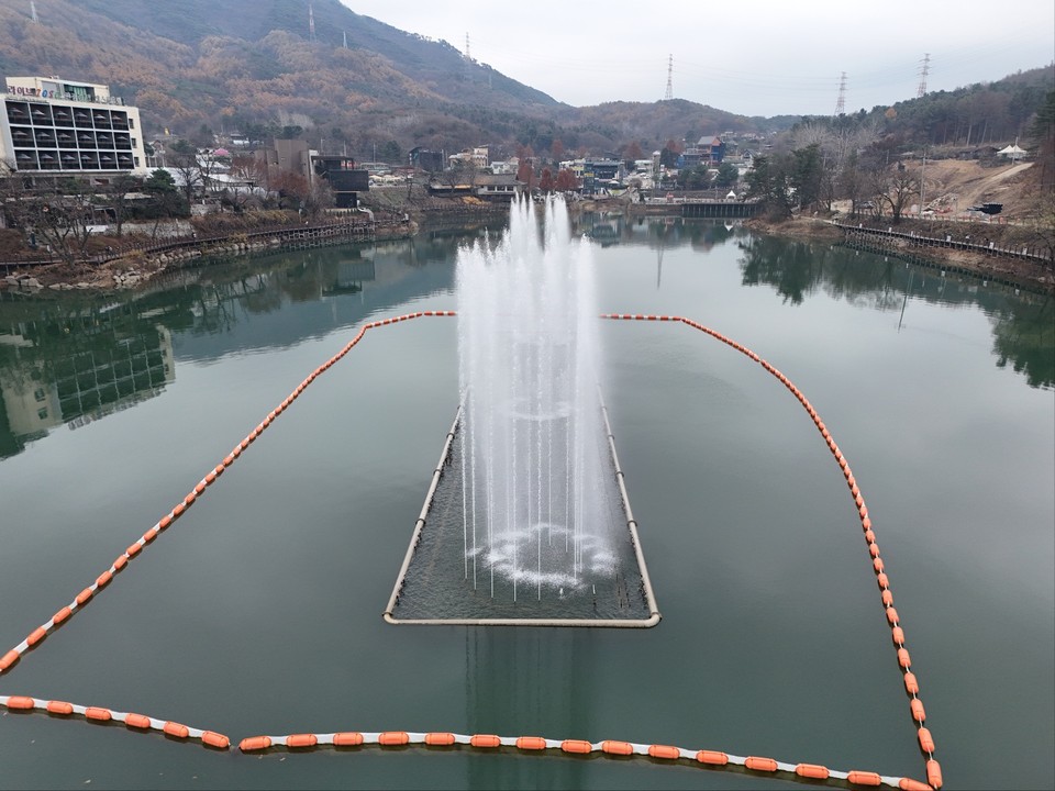 흐린 날씨를 보인 20일 오후 1시30분께 포천시 소흘읍 고모저수지 분수가 평일임에도 불구 여러 가지 모양을 만들며 분수쇼를 하고 있다. (사진=김광섭 기자)