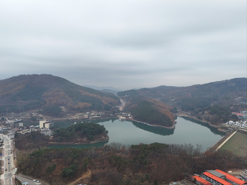 흐린 날씨를 보인 20일 오후 1시40분께 포천시 소흘읍 고모저수지 분수가 날씨탓에 잔뜩 찌푸린 모습이다. (사진=김광섭 기자)