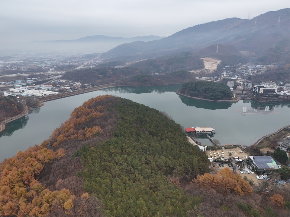 흐린 날씨를 보인 20일 오후 1시40분께 포천시 소흘읍 고모저수지 분수가 날씨탓에 잔뜩 찌푸린 모습이다. (사진=김광섭 기자)