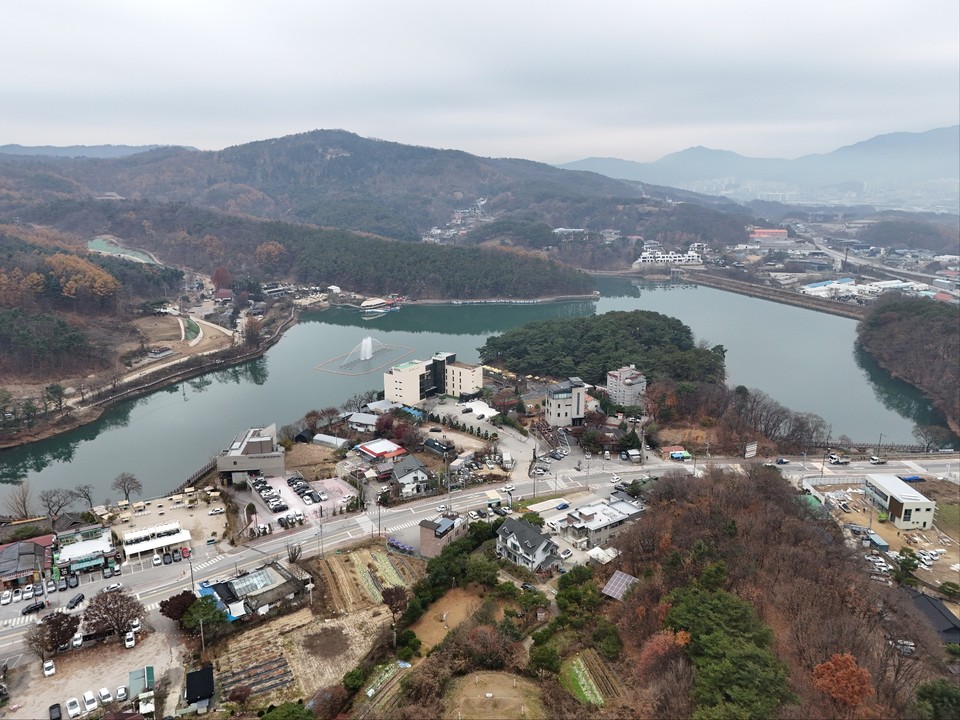 흐린 날씨를 보인 20일 오후 1시40분께 포천시 소흘읍 고모저수지 분수가 날씨탓에 잔뜩 찌푸린 모습이다. (사진=김광섭 기자)