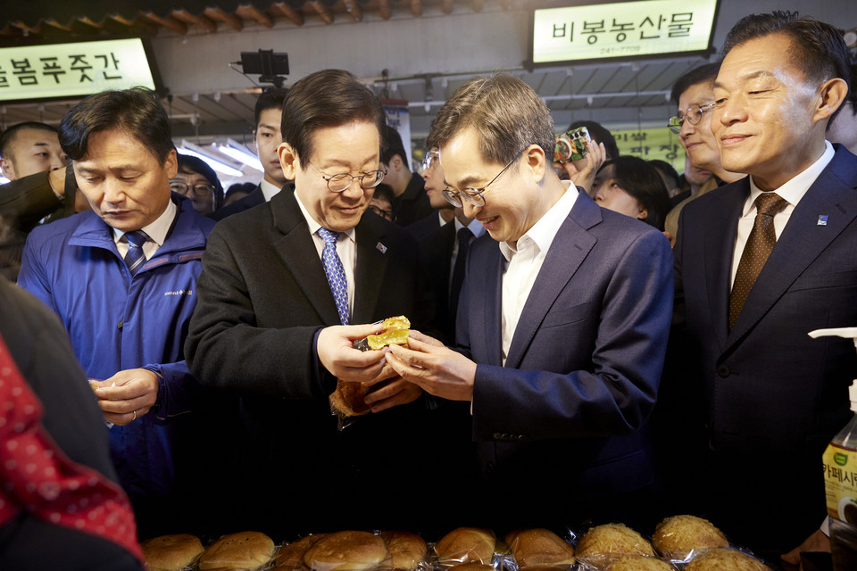 21일 오전 김동연 경기도지사가 이재명 더불어민주당 대표, 진성준 정책위의장, 김승원 경기도당위원장, 김영진·김준혁·염태영 국회의원, 이재준 수원시장과 함께 수원시 팔달구 못골시장 등 민생현장 방문을 하고 있다. (사진제공=경기도)