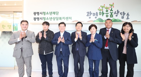 21일 오후 열린 '광명마음숲상담소' 개소식 참석자들이 기념사진을 촬영하고 있다. 사진 왼쪽부터 최민 경기도의원, 박주원 광명시청소년위원회 청소년위원, 박승원 시장, 이지석 광명시의회 의장, 이형덕 광명시의원, 이재한 광명시의원, 박성숙 광명시청소년재단 대표이사. (사진제공=광명시)