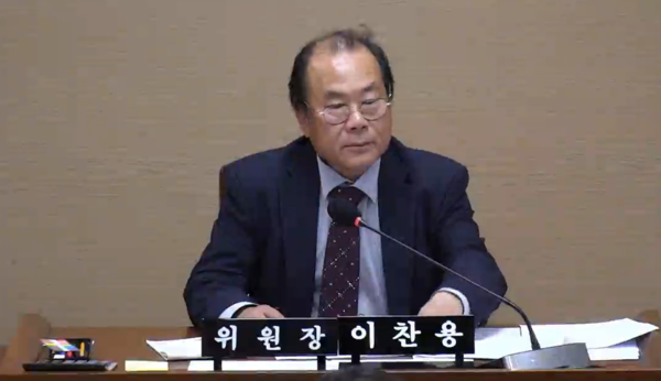 도시미래위원회 2024년 행정사무감사를 진행하는 이찬용 위원장 (사진=수원시의회)