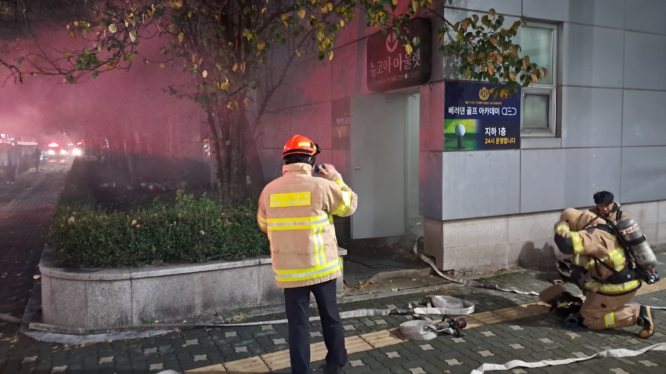 21일 오후 6시29분께 군포시 산본동 산본역 민자역사 지하 1층 찜질방에서 불이 나 신고를 받고 출동한 소방당국에 의해 진화됐다. (사진제공=경기도소방재난본부)