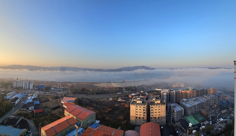 첫눈이 내린다는 절기상 소설(小雪)인 22일 오전 7시45분께 여주시 현암동에서 바라본 남한강에 올겨울 첫 물안개가 그득히 피어오르고 있다. (사진=김광섭 기자)