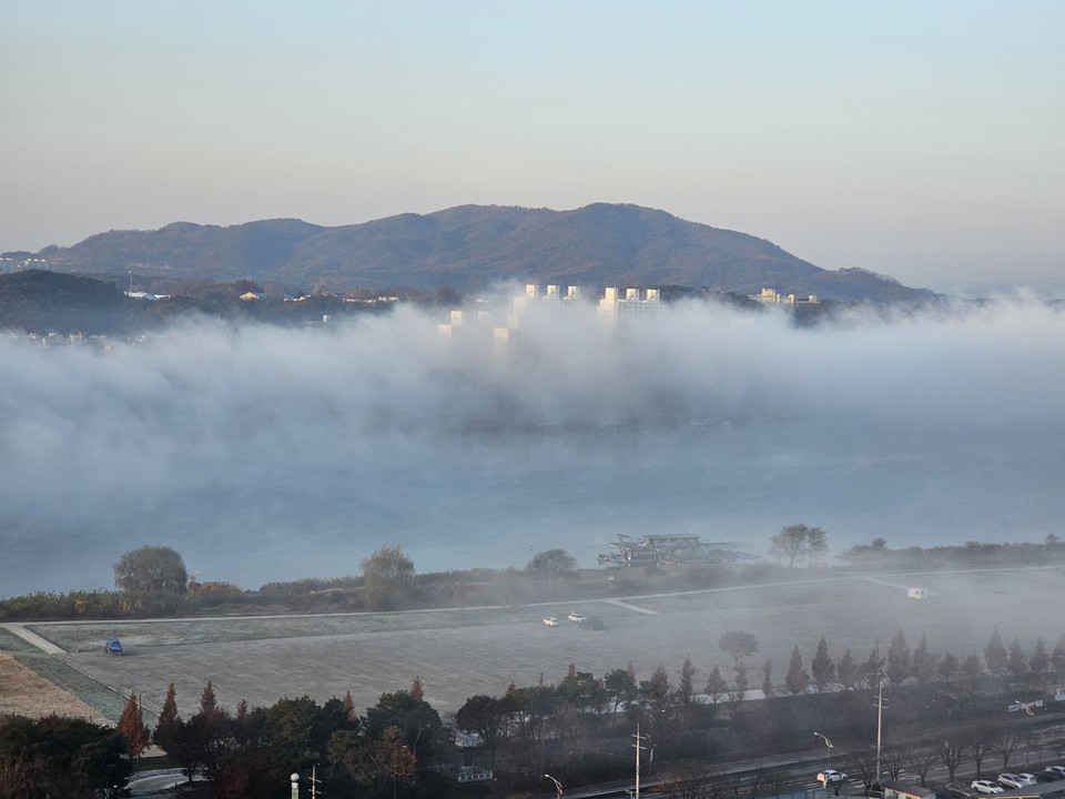 첫눈이 내린다는 절기상 소설(小雪)인 22일 오전 7시45분께 여주시 현암동에서 바라본 남한강에 올겨울 첫 물안개가 그득히 피어올라 장관이다. (사진=김광섭 기자)