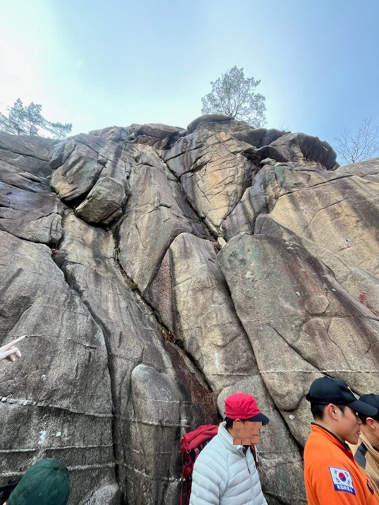 1일 오후 2시40분께 안양시 삼성산에서 암벽 등반하던 50대 남성이 추락해 중상을 당했다. (사진재공=경기도소방재난본부)