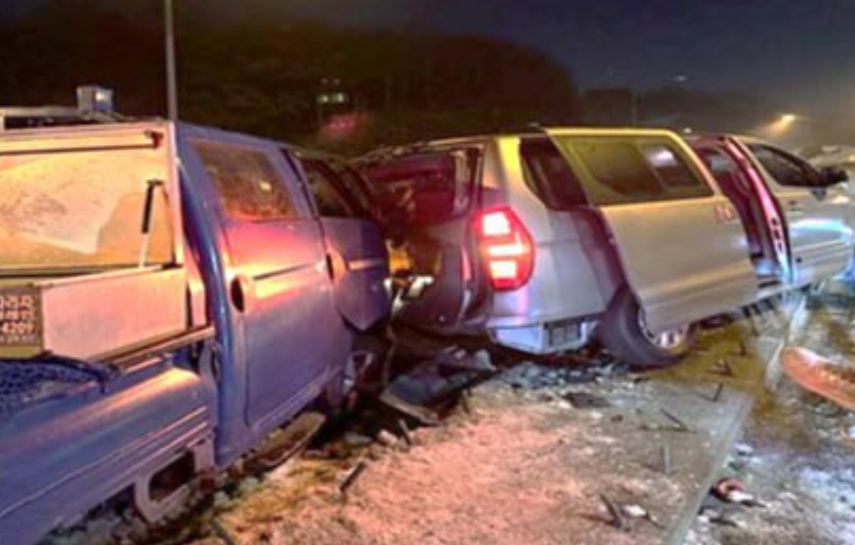 1일 오전 5시58분께 안산시 상록구 선부동 영동고속도로 서안산TG 수원방향 진입구간에서 1톤 더블캡 트럭과 스타렉스 차량 간 추돌 사고가 발생해 3명이 부상을 입었다. (사진제공=경기도소방재난본부)