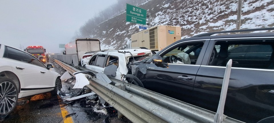 2일 오전 6시께 안성시 죽산면 두교리 두교교 인근 17번국도 안성 죽산 방향에서 짙은 안개와 블랙아이스 영향으로 추정되는 다중 추돌 사고가 나 60대 남성 트럭 운전자가 사망하고 다른 3명이 부상을 입었다. (사진제공=경기도소방재난본부)