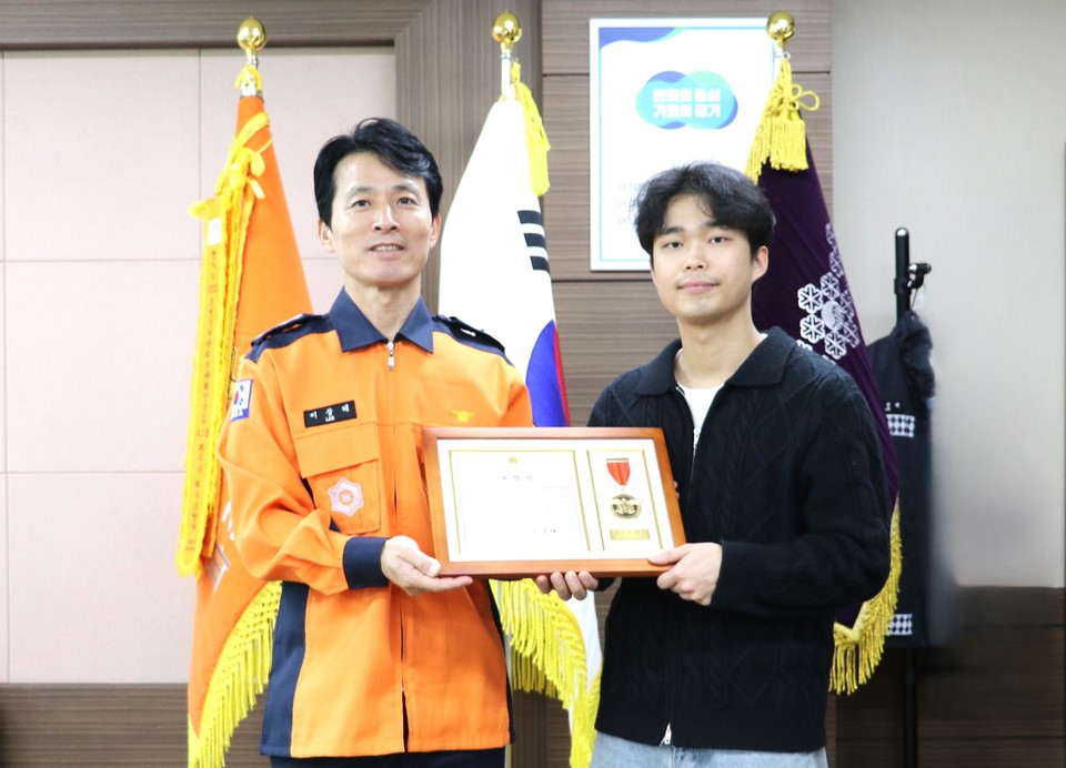 파주소방서는 ‘CGV 파주야당’을 2024년 다중이용업소 안전관리 우수업소 인증제의 신규 우수업소로 선정, 표창장을 수여했다. (사진제공=파주소방서)