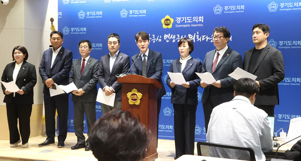 2일 오후 경기도의회 국민의힘 김일중 예산결산특별위원회 부위원장 등 의원들이  브리핑룸에서 2024년 예산안 주요심사방향 관련 “불필요한 경기 예산 전액 삭감한다”며 기자회견을 하고 있다. (사진=경기도의회 국민의힘)