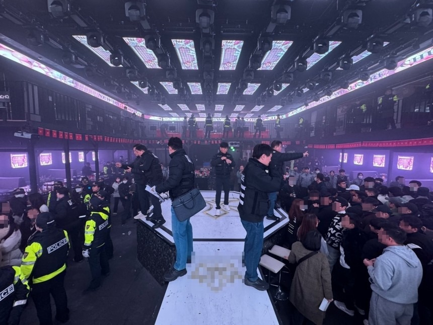 수원서부경찰서는 베트남인 전용 클럽에서 마약을 투약한 외국인들을 무더기로 체포했다. (사진제공=수원서부경찰서)