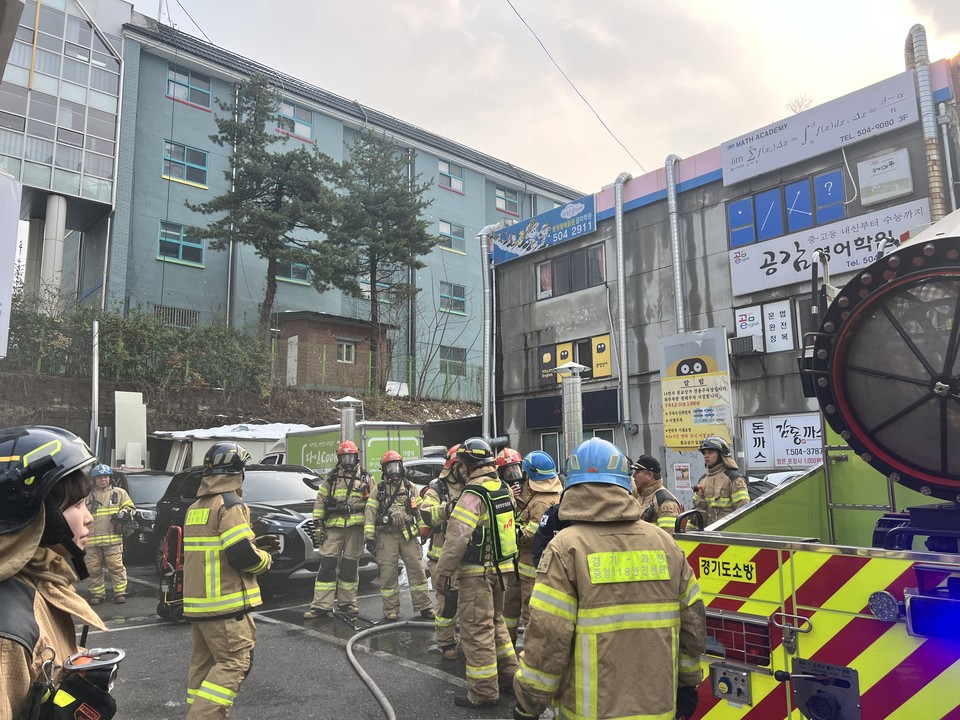 2일 오후 1시29분께 과천시 별양동의 철거 중인 한 상가건물 지하 1층에서 불이 나  신고를 받고 출동한 소방당국에 의해 약 9분 만인 오후 1시38분께 모두 진화됐다. (사진제공=경기도소방재난본부)