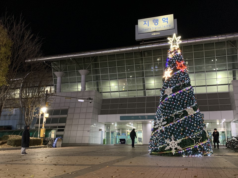영하의 추운 날씨인 보인 2일 밤 오후 10시15분께 동두천시의 지행역 광장에 설치된 ‘온누리에 평화’를 기리는 5m 크기의 커다란 ‘christmas tree’를 한 시민이 한없이 바라보고 있다. (사진=오기춘 기자)