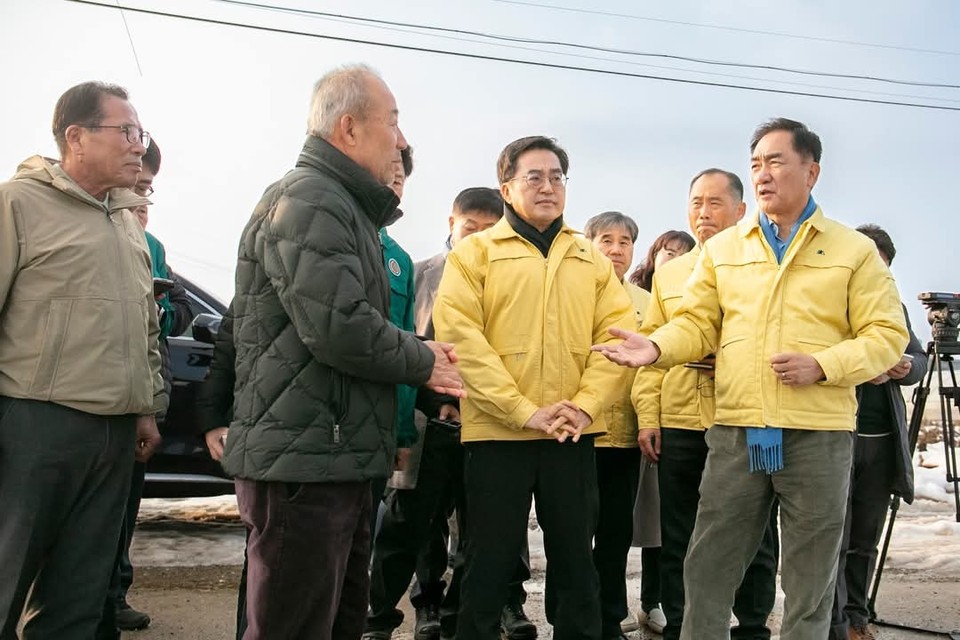 정전선 평택시장이 기록적인 폭설로 지역농가 시설피해와 축산농가 피해를 위해 특별재난지역 선포를 건의하는 등 빠른 피해복구를 도와 일상 회복을 위해 최선을 다하겠다고 밝혔다. 사진은 2일 평택 피해지역을 방문한 김동연 경기지사와 평택 시민들 모습. (사진=정장선 평택시장 페이스북)