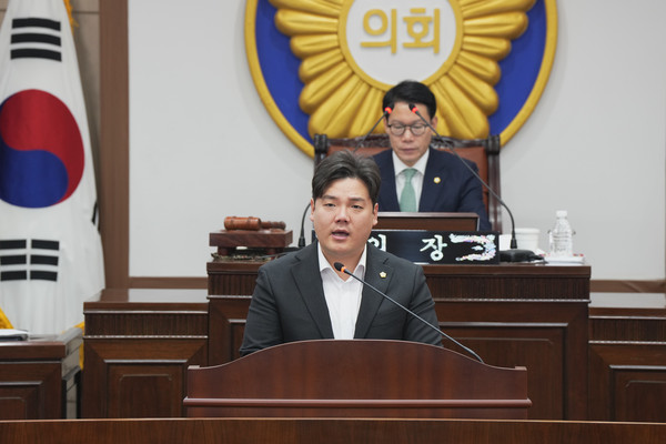 포천시의회 김현규(민주당) 의원은 2일 제183회 정례회 제1차 본회의에서 한탄강 일대 난립하는 각종 행사와 관련해 치적 쌓기용 행사라며 5분 자유발언을 통해 우려의 목소리를 냈다. (사진제공=포천시의회)
