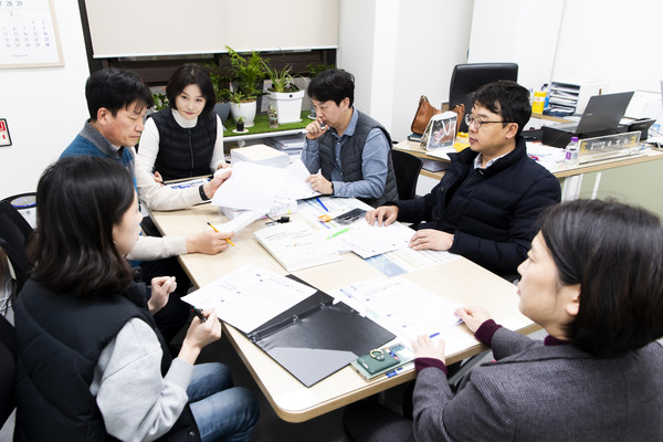 ‘김포시의회 ’자원순환 정책개발 연구회’의원들이 연구활동 성과 등을 논의하는 회의를 진행 중이다. (사진제공=김포시의회)