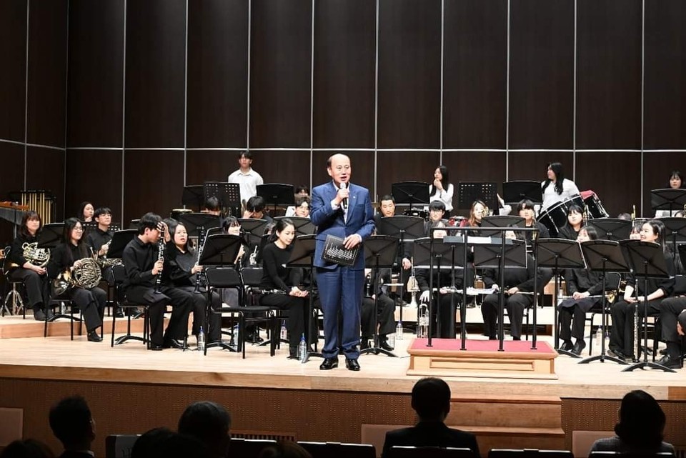 박형덕 동두천시장이 동두천시민회관에서 열린 한국문화영상고등학교의 KCM Winb Orchestra 정기연주회에 참석해 “앞으로도 청소년들의 빛나는 꿈을 아낌없이 지원하겠다”고 밝혔다. (사진=박형덕 동두천시장 페이스북)