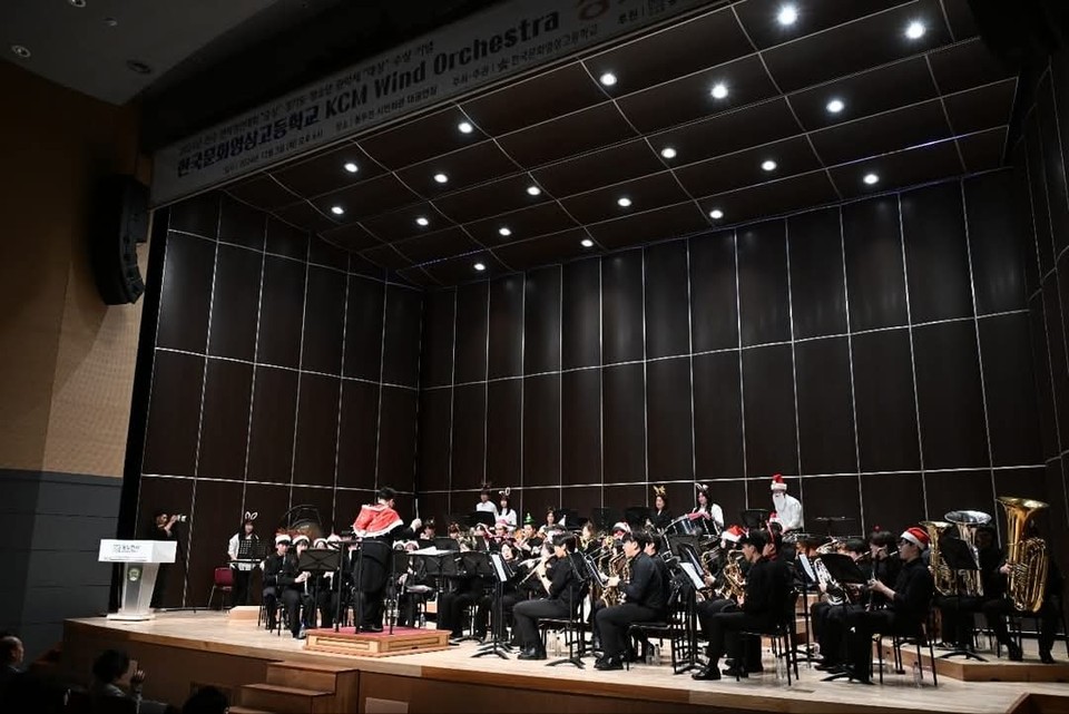 박형덕 동두천시장이 동두천시민회관에서 열린 한국문화영상고등학교의 KCM Winb Orchestra 정기연주회에 참석해 “앞으로도 청소년들의 빛나는 꿈을 아낌없이 지원하겠다”고 밝혔다. (사진=박형덕 동두천시장 페이스북)