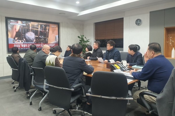 김경일 파주시장은 지난 3일 저녁 10시 23분 윤석열 대통령의 비상계엄 선포와 관련, “비법무도한 계엄은 원천무효”란 입장을 개진한 뒤, 간부 공무원을 소집, 시민들의 안전에 만전을 기했다. 사진은 비상대책회의 모습. (사진제공=파주시)