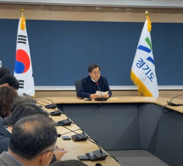 4일 자정 경기도청 서희홀에서 김동연 경기도지사가 윤석열 대통령의 비상계엄 선포에 대한 긴급 실,국장 간부회의를 하고 있다. (사진= 김동연 경기도지사 SNS)