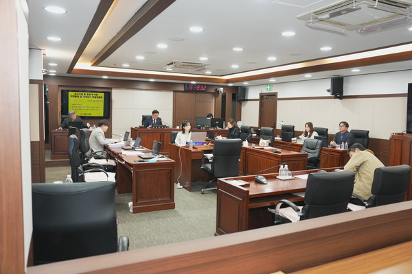 포천시의회 군사시설 등 운용에 따른 지역발전 및 피해방지 특별위원회는 지난 3일 제3차 회의를 개최한 가운데 포천비행장 주변지역 주민들에 대한 지원에 관한 조례안을 심의하는 등 고도제한 완화를 위한 군의 전향적인 자세를 재차 촉구하는 성명서를 발표했다. (사진제공=포천시의회)