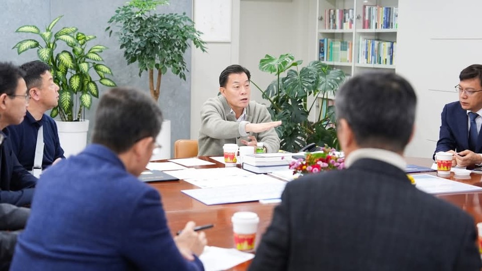 수원시가 4일 오전 ‘비상 상황 매뉴얼 집중 점검 주간’을 선포했다. 이날 오전 9시 2차 긴급회의를 열어 부서별 비상 대응 태세를 점검하고 있다. (사진=이재준 수원시장 페이스북)