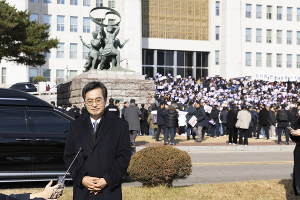 김동연 경기도지사가 4일 오후 여의도 국회 본청에서  백브리핑을 하고 있다. (사진제공=경기도)