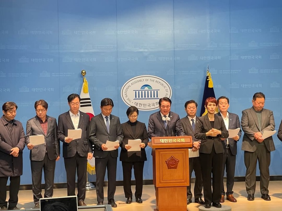 최대호 안양시장이 "윤석열 대통령의 계엄은 민주주의에 대한 폭거이며, 즉각 퇴진만이 남은 유일한 선택"이라고 목소리를 높였다. (사진=최대호 안양시장 페이스북)