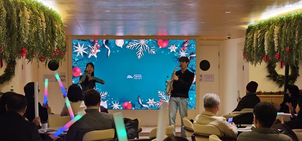 달빛투어에서 화려한 섹스폰 연주와 함께 감성적인 째즈 음악을 선보이고 있는 가평크루즈 공연팀. (사진=이건구 기자)