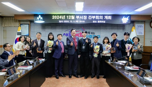 인천 미추홀구가 조직문화 개선을 위해 지난 9월부터 추진한 ‘부서장 공약 릴레이’에 참여한 부서장 7명에게 5일 감사패를 수여했다. (사진제공=미추홀구)