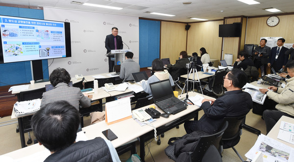 이종신 도시균형국장이 5일 시청 브리핑룸에서 재개발·재건축 등 정비사업 활성화를 위한 다양한 제도개선과 행정지원을 적극적으로 추진한다는 기자회견을 하고 있다. (사진제공=인천시)