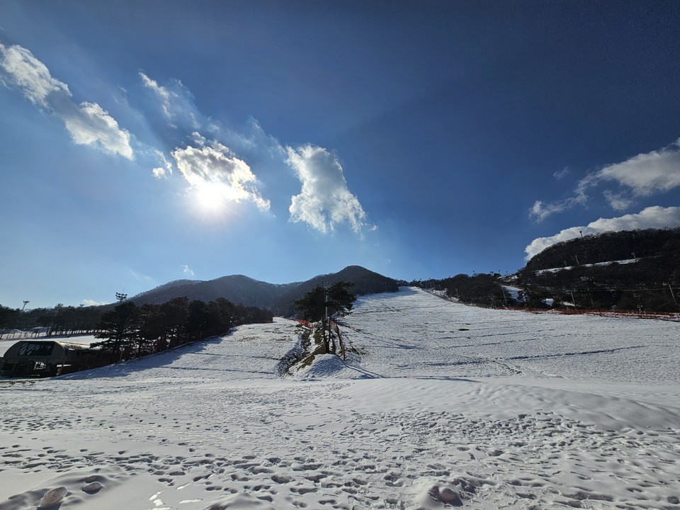 5일 낮 12시6분께 이천시 마장면에 위치한 이천 지산 포레스트 스키장이 본격적인 개장을 준비 중인 가운데, 하얀 설원이 햇빛에 비춰 눈부시게 펼쳐져 있다. (사진=송석원 기자)