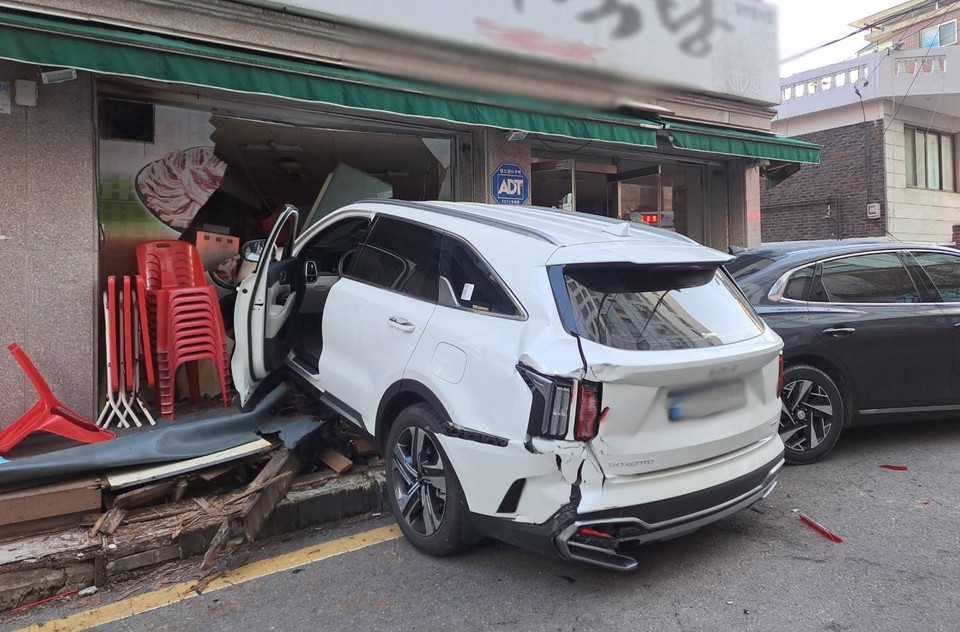 5일 오전 9시15분께 의정부시 가능동에서 30대 여성 운전자 A씨가 몰던 SUV차량이 음식점으로 돌진하는 사고가 났다. (사진제공=경기도북부소방재난본부)