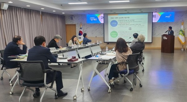 파주시는 시민 불편 해소와 시정발전에 기여한 ‘2024년 적극행정 우수공무원’ 4명을 선발, 인사상 특전과 표창장을 수여했다. (사진제공=파주시)
