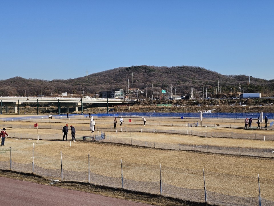 6일 오후 1시15분께 이천시 안흥동 복하천에 조성된 18홀 규모의 이천파크골프장에 약 100여명의 골퍼들이 파크골프를 즐기고 있다. (사진=송석원 기자)