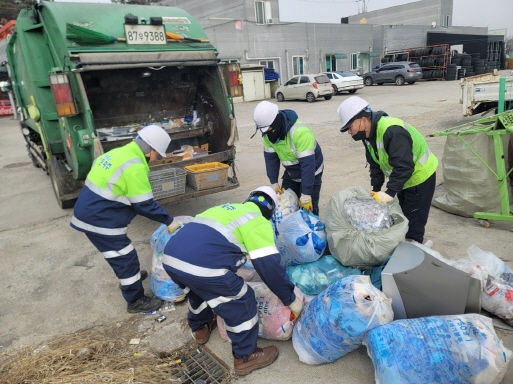 파주시는 시의회 도시산업위원회가 예산안 예비심사에서 생활폐기물 청소 예산을 삭감한 것과 관련, 이렇게 되면 결국 청소시스템이 마비되고, 시민들의 일상생활에 큰 혼란을 초래할 수 있다며 사실상 재심의를 요구했다. (사진제공=파주시)
