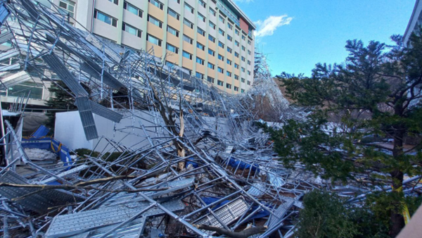 6일 오후 2시5분께 용인시 처인구 한국외국어대학교 부설 고등학교(용인외대부고) 기숙사 공사현장에서 10층 외벽에 설치된 철제 구조물이 무너졌다. (사진제공=경기도소방재난본부)