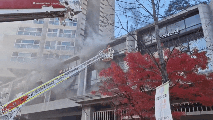 6일 낮 12시6분께 성남시 분당구 삼평동 아비뉴프랑 판교점인 주상복합 건물 2층에 입점된  한 음식점에서 불이 나 음식점 내부를 태우고 신고를 받고 출동한 소방당국에 의해 약 3시간15분 만인 오후 3시 41분께 모두 진화됐다. (영상제공=경기도소방재난본부)