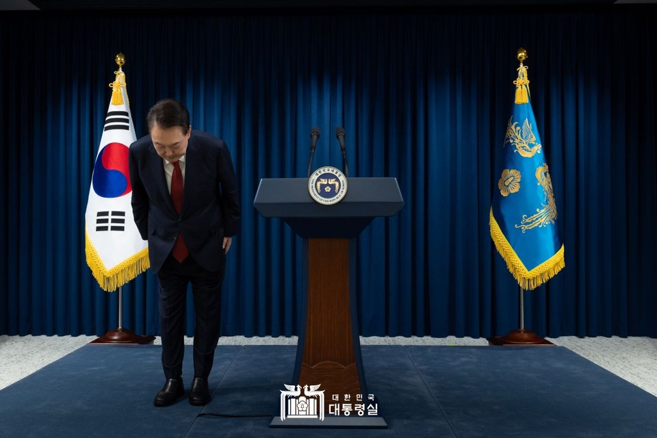 윤석열 대통령이 7일 이른바 ‘12·3 비상계엄 선포 사태’와 관련, “매우 송구스럽게 생각하며 많이 놀라셨을 국민 여러분께 진심으로 사과드린다”고 말했다. (사진제공=대통령실)