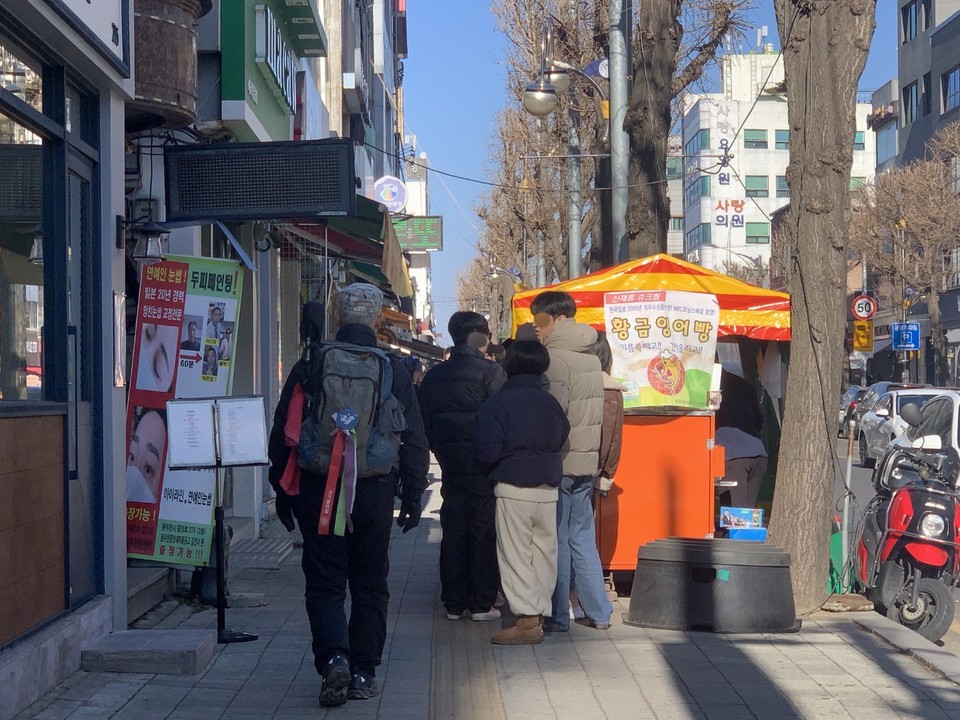 8일 오후 1시 20분께 동두천시 중앙로의 한 노점상에 붕어빵(잉어빵)을 사기 위해 시민들이 줄을 서서 기다리고 있다.  (사진=오기춘 기자)