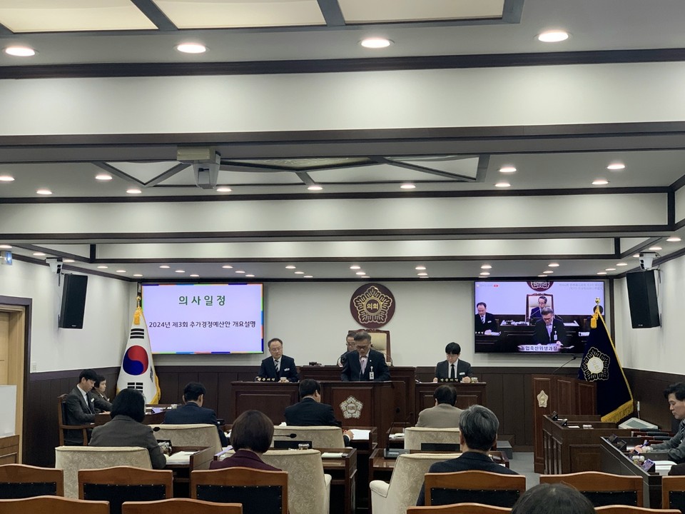 동두천시의회, 2024년 제3회 추경 예산안 설명 듣는 시의회11일 오후 2시29분께 동두천시의회 회의실에서 집행부 농업축산위생과장으로부터 제3회 추경에 대한 예산안 개요 설명을 시의원들이 청취하고 있다.